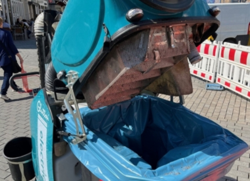 Hier landen die angesaugten Müllreste: Ein 240-Liter-Abfallbehälter ist in das Fahrzeug integriert.   (Fotos: Stadt Heilbronn)