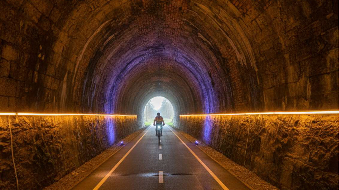 Geh- und Radweg durch einen alten Tunnel