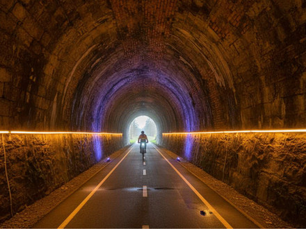 Geh- und Radweg durch einen alten Tunnel