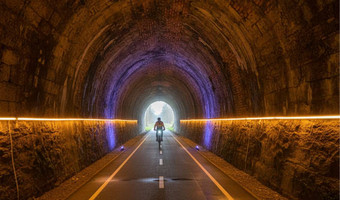 Geh- und Radweg durch einen alten Tunnel