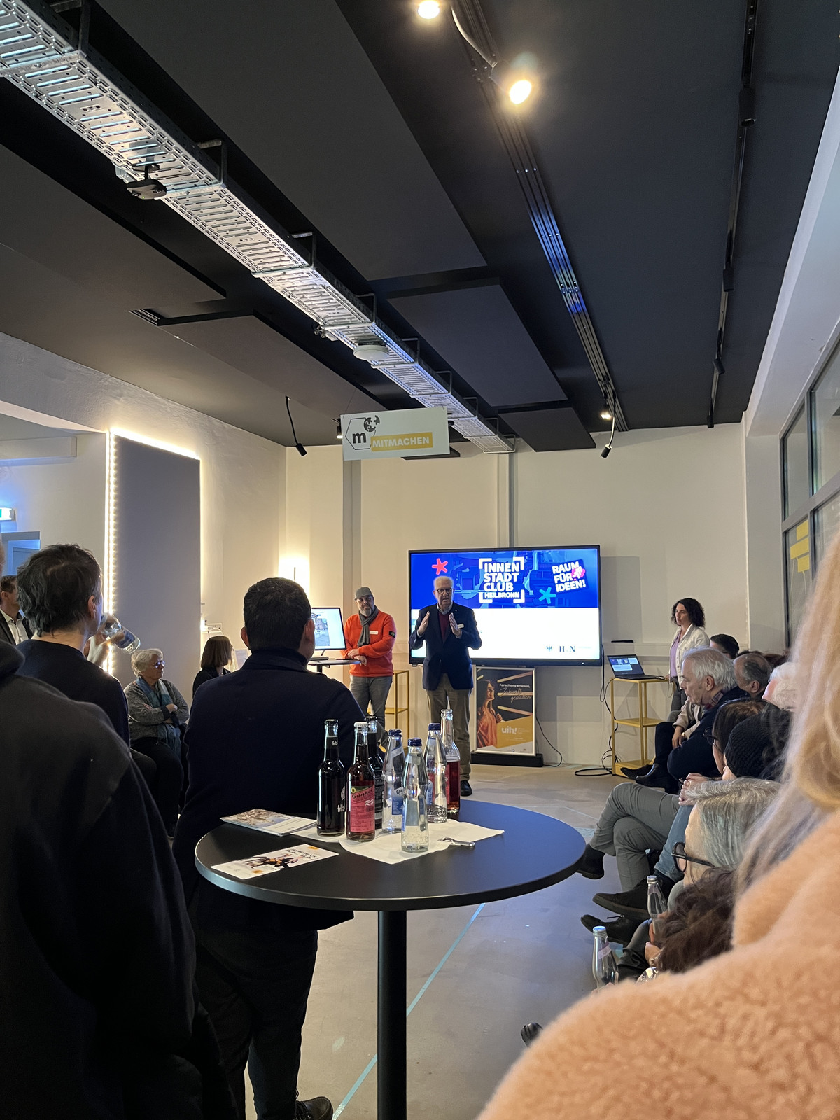 Erster Bürgermeister Martin Diepgen spricht vor einer Präsentation beim vierten Innenstadt-Club