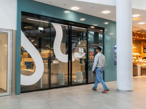 Man sieht den Eingang zur Stadtbibliothek im K3