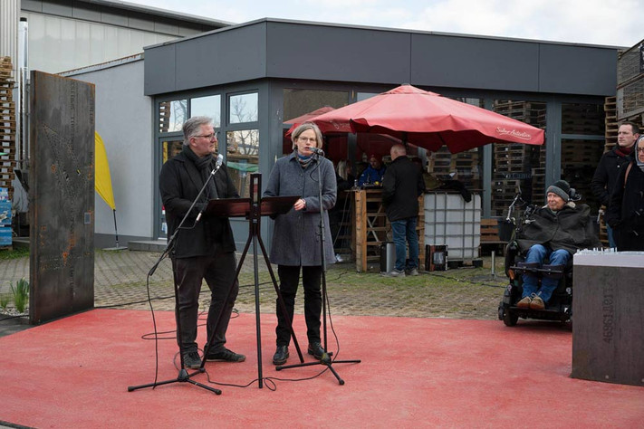 Grünflächenamtsleiter Oliver Toellner und Archivleiterin Miriam Eberlein erläutern vor rund 150 Interessierten das neue Gedenkkonzept, das das ehemalige KZ "Steinbock" mit dem KZ-Friedhof verbindet. Rechts im Bild: das Modell des Arbeitslagers.