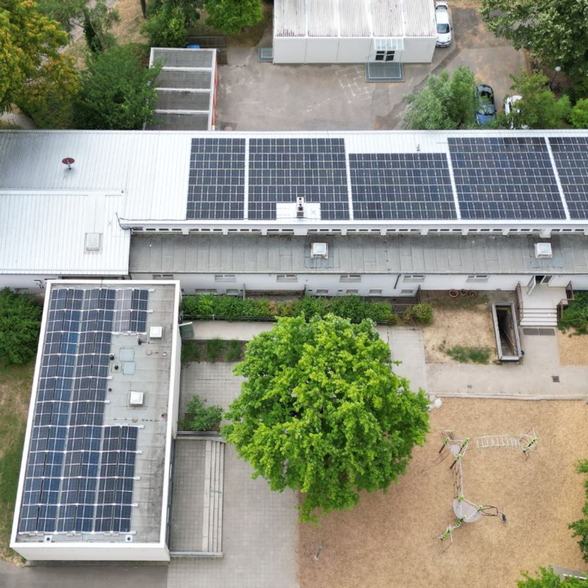 Man sieht ein Foto der PV-Anlage der Grundschule Klingenberg