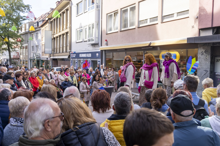 Das Bild zeigt Models auf einer Modenschau auf einem Laufsteg in der Innenstadt bei Jazz & Einkauf. 