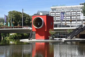 Die Inselspitze ragt in den Neckar hinein. Darauf steht ein rotes Haus mit einem runden Fenster.