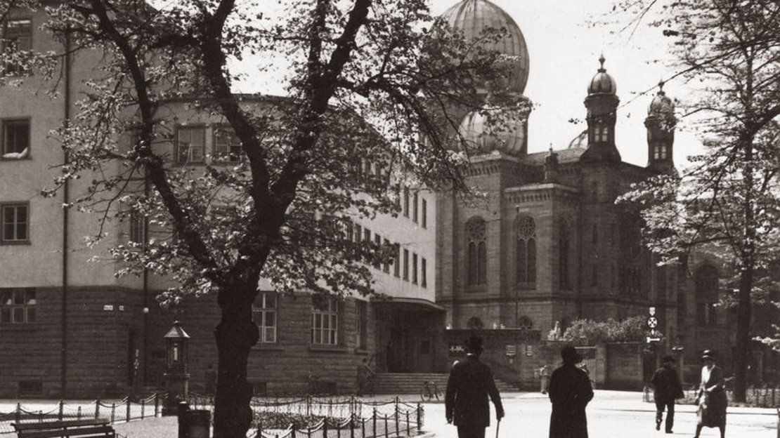 Synagoge auf der Allee mit der Hauptpost im Jahr 1931.