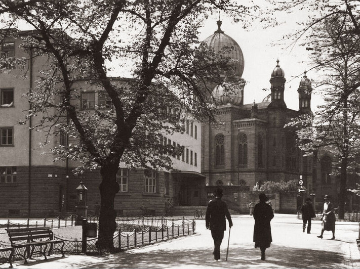 Synagoge auf der Allee mit der Hauptpost im Jahr 1931.