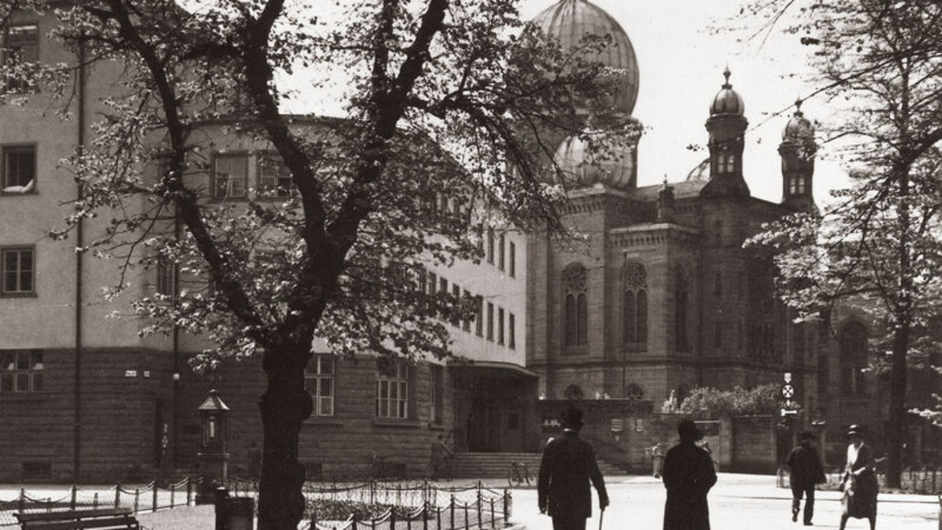 Synagoge auf der Allee mit der Hauptpost im Jahr 1931.