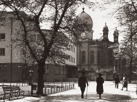 Synagoge auf der Allee mit der Hauptpost im Jahr 1931.