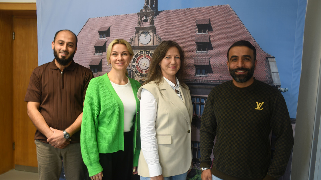 Auf dem Bild sind vier Flüchtlinge zu sehen, die in Heilbronn und Umgegung leben und beim Filmabend dabei sind.