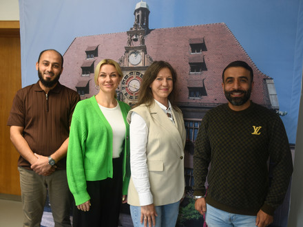 Auf dem Bild sind vier Flüchtlinge zu sehen, die in Heilbronn und Umgegung leben und beim Filmabend dabei sind.