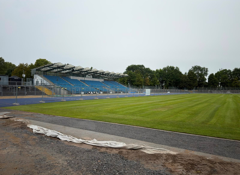 Das Bild zeigt den neu angelegten Rasen im Frankenstadion, die blaue Laufbahn und die Haupttribüne. Noch gibt es Karten für die Regionalliga-Premiere der SGV Heilbronn-Freiberg. 