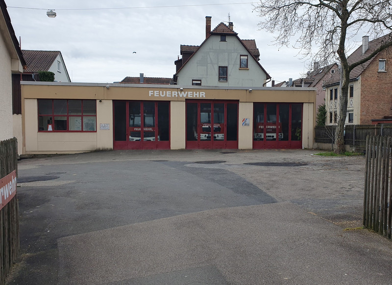 Das Bild zeigt den beengten und veralteten Standort der Freiwilligen Feuerwehr in Böckingen. Dort soll ein neuer Feuerwehrstandort am Sonnenbrunnen entstehen.