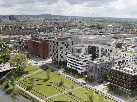 Das Stadtquartier Neckarbogen mit Bleichinselbrücke links im Bild