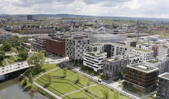 Das Stadtquartier Neckarbogen mit Bleichinselbrücke links im Bild