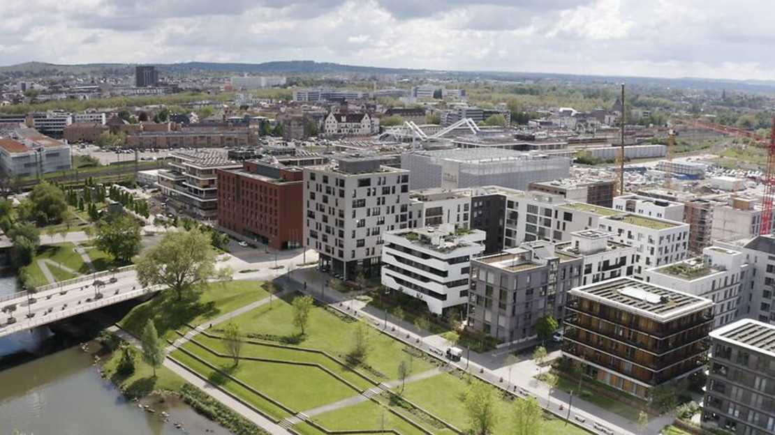 Das Stadtquartier Neckarbogen mit Bleichinselbrücke links im Bild