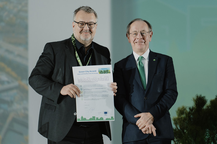 Bürgermeister Andreas Ringle und Patrick Child, Manager der EU-Mission für klimaneutrale und intelligente Städte. (Foto: Europäische Kommission)