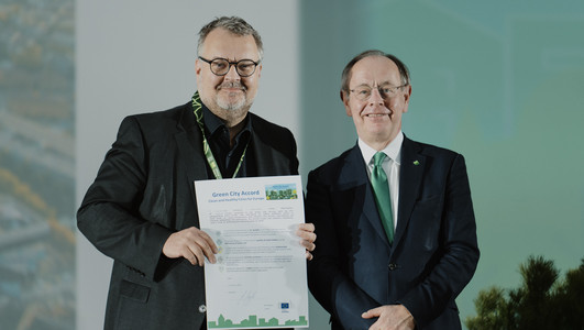 Bürgermeister Andreas Ringle und Patrick Child, Manager der EU-Mission für klimaneutrale und intelligente Städte. (Foto: Europäische Kommission)