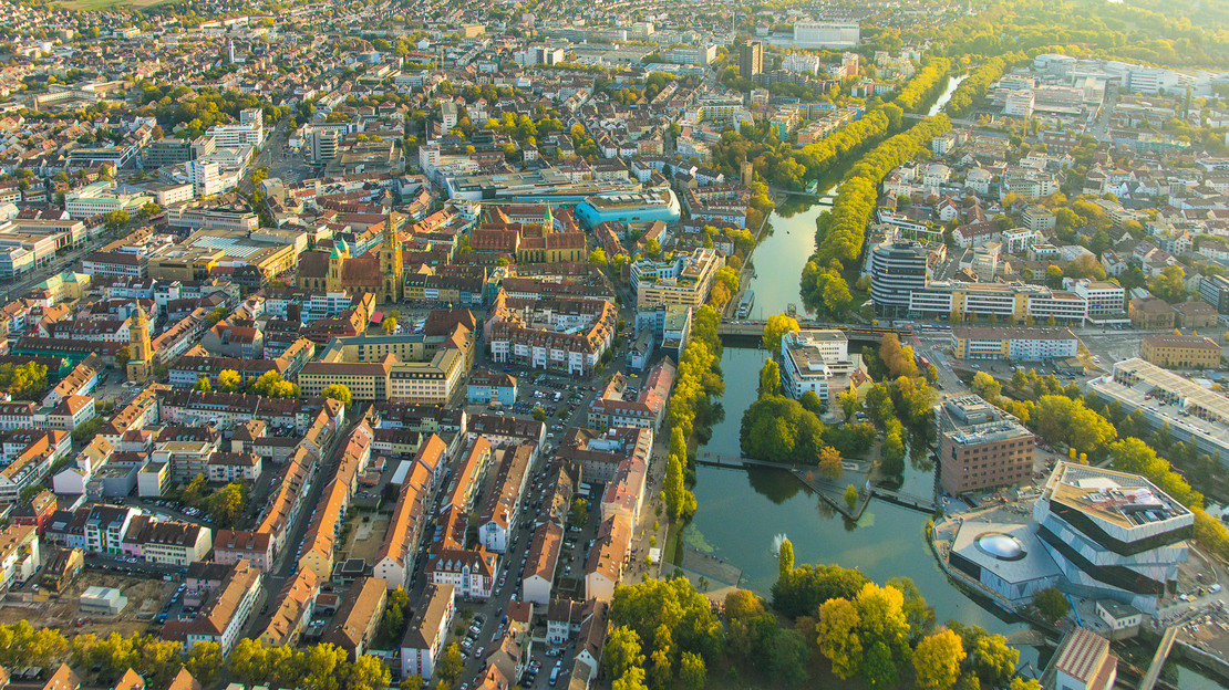 Luftaufnahme der Stadt Heilbronn mit Blick auf den Necker sowie die Sehenswürdigkeiten Kilianskirche und Experimenta