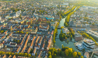 Luftaufnahme der Stadt Heilbronn mit Blick auf den Necker sowie die Sehenswürdigkeiten Kilianskirche und Experimenta