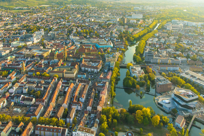 Luftaufnahme der Stadt Heilbronn mit Blick auf den Necker sowie die Sehenswürdigkeiten Kilianskirche und Experimenta