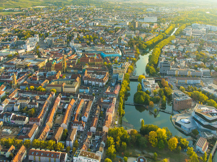 Luftaufnahme der Stadt Heilbronn mit Blick auf den Necker sowie die Sehenswürdigkeiten Kilianskirche und Experimenta