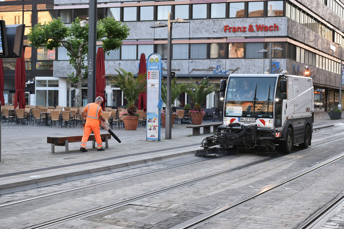 Das Team der Stadtreinigung ist jeden Tag in Straßen und auf Plätzen unterwegs. Für mehr Sauberkeit geht das Ordnungsamt zudem gegen Müllsünden vor. (Foto: Stadt Heilbronn)