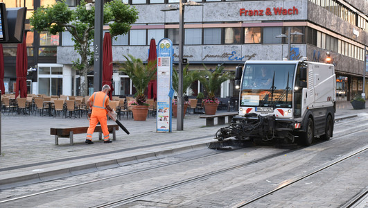 Das Team der Stadtreinigung ist jeden Tag in Straßen und auf Plätzen unterwegs. Für mehr Sauberkeit geht das Ordnungsamt zudem gegen Müllsünden vor. (Foto: Stadt Heilbronn)