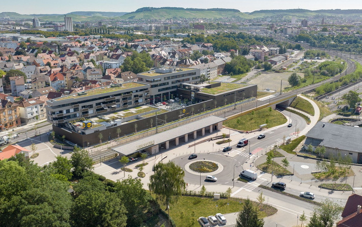 Das Bild zeigt den Mobilitätspunkt Sonnenbrunnen in Böckingen, an dem die verschiedenen Verkehrsarten wie Auto, Stadtbahn, Bus, Rad- und Fußverkehr zusammenkommen. 