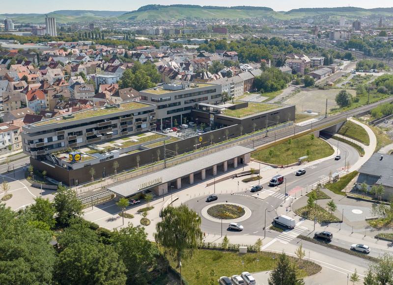 Das Bild zeigt den Mobilitätspunkt Sonnenbrunnen in Böckingen, an dem die verschiedenen Verkehrsarten wie Auto, Stadtbahn, Bus, Rad- und Fußverkehr zusammenkommen. 