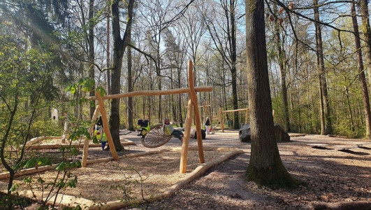 Steht bei Kindern hoch im Kurs: die neue Vogelnestschaukel auf dem modernisierten Waldspielplatz gegenüber der Waldheide. (Foto: Stadt Heilbronn/Robin Ihle)