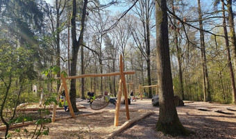 Steht bei Kindern hoch im Kurs: die neue Vogelnestschaukel auf dem modernisierten Waldspielplatz gegenüber der Waldheide. (Foto: Stadt Heilbronn/Robin Ihle)