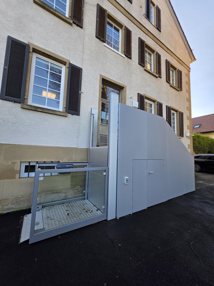 Der Eingang der Stadtteilbibliothek Biberach mit dem neuen Lift.