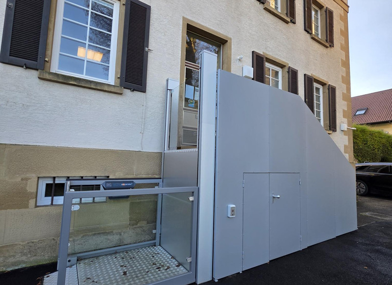 Eingang der Stadtteilbibliothek Biberach mit dem neuen Lift. 