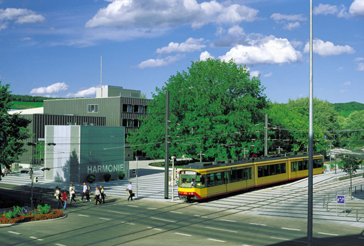 Stadtbahn vor der Harmonie