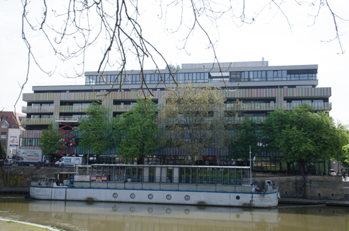 Das Theaterschiff liegt mitten in der Stadt vor Anker.