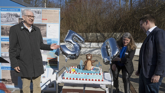 Das Bild zeigt Bürgermeister Martin Diepgen und die Stadtwerke-Vertrteter Erik Mai und Jasmin Lang mit einer Torte samt Biber-Figur zum 50. Geburtstag des Biberacher Hallenbades. 