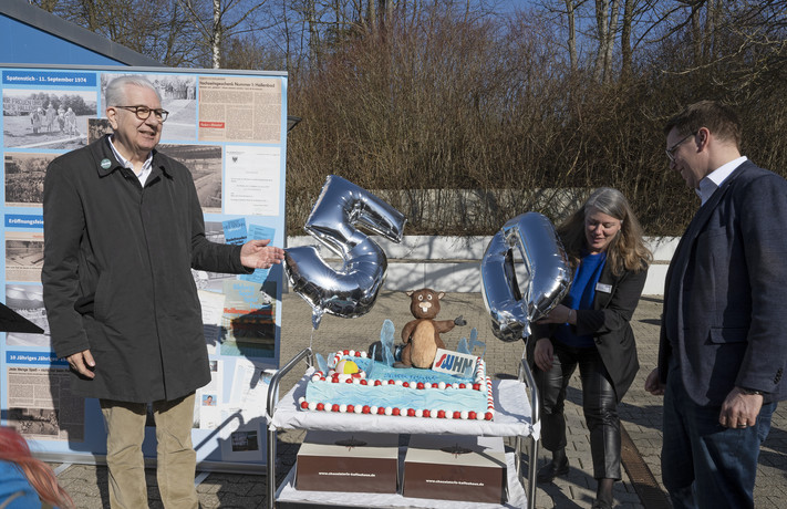Das Bild zeigt Bürgermeister Martin Diepgen und die Stadtwerke-Vertrteter Erik Mai und Jasmin Lang mit einer Torte samt Biber-Figur zum 50. Geburtstag des Biberacher Hallenbades. 