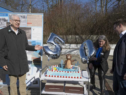 Das Bild zeigt Bürgermeister Martin Diepgen und die Stadtwerke-Vertrteter Erik Mai und Jasmin Lang mit einer Torte samt Biber-Figur zum 50. Geburtstag des Biberacher Hallenbades.
