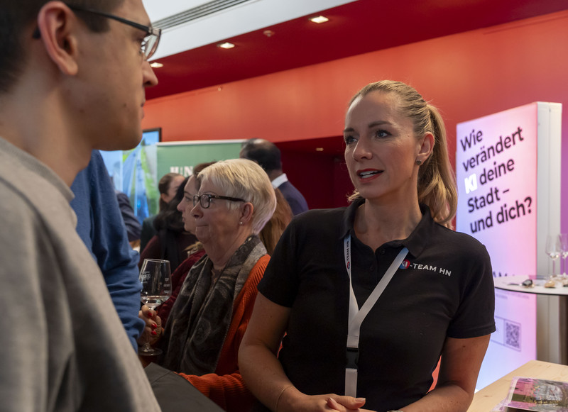 Das Bild zeigt den Infostand des KI-Teams HN im Foyer der Harmonie.