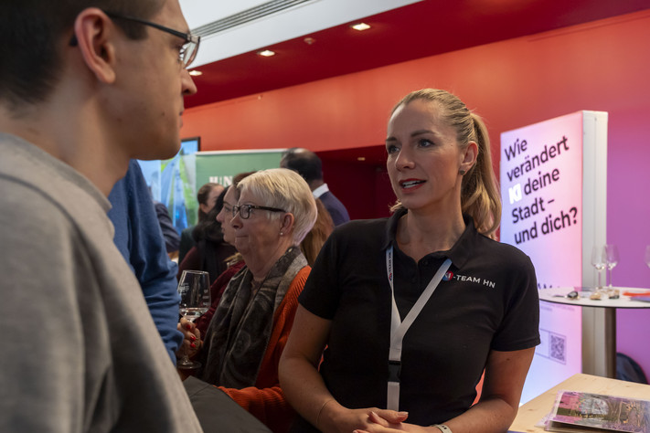 Das Bild zeigt den Infostand des KI-Teams HN im Foyer der Harmonie. 