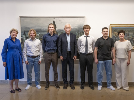 Oberbürgermeister Harry Mergel, Bürgermeisterin Agnes Christner und Schulamtsleiterin Karin Schüttler mit den Preisträgern des Robert-Mayer-Jugendpreises 2026.