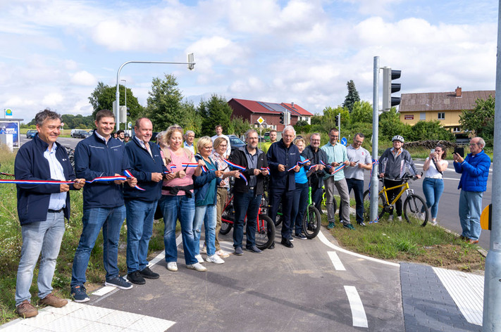 Mit einem Banddurchschnitt weihten Oberbürgermeister Harry Mergel, Bürgermeister Andreas Ringle sowie Mitglieder des Gemeinderats und der Bezirksbeiräte Kirchhausen und Biberach den neuen Radweg zwischen den beiden Stadtteilen ein. 