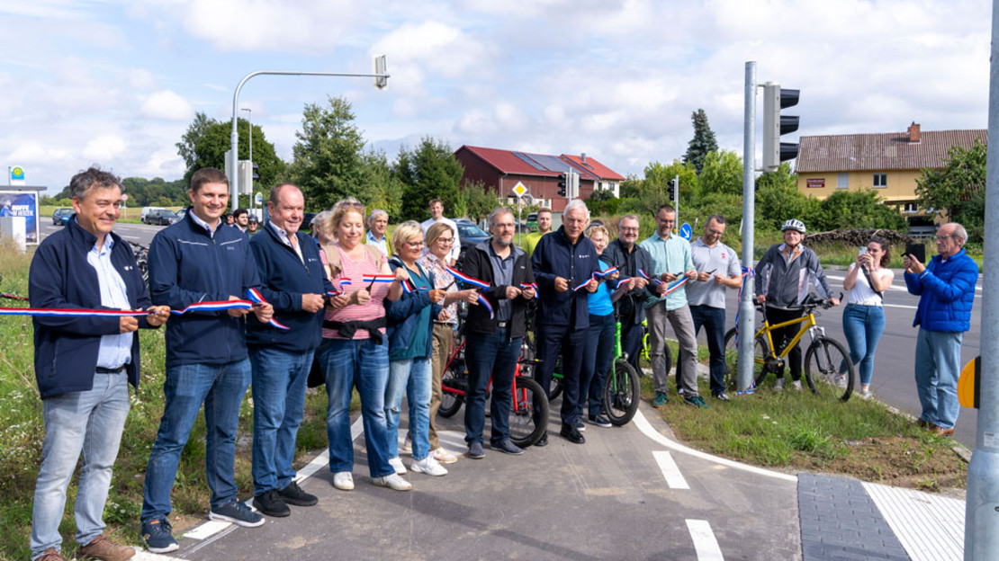 Mit einem Banddurchschnitt weihten Oberbürgermeister Harry Mergel, Bürgermeister Andreas Ringle sowie Mitglieder des Gemeinderats und der Bezirksbeiräte Kirchhausen und Biberach den neuen Radweg zwischen den beiden Stadtteilen ein.