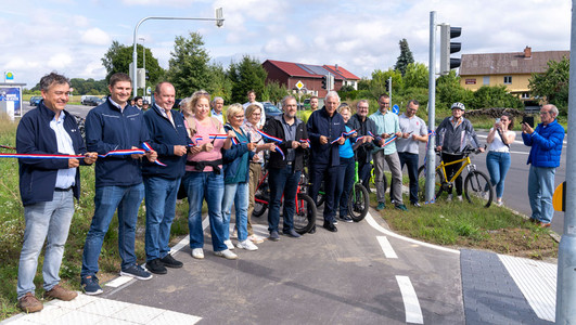 Mit einem Banddurchschnitt weihten Oberbürgermeister Harry Mergel, Bürgermeister Andreas Ringle sowie Mitglieder des Gemeinderats und der Bezirksbeiräte Kirchhausen und Biberach den neuen Radweg zwischen den beiden Stadtteilen ein. 
