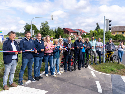 Mit einem Banddurchschnitt weihten Oberbürgermeister Harry Mergel, Bürgermeister Andreas Ringle sowie Mitglieder des Gemeinderats und der Bezirksbeiräte Kirchhausen und Biberach den neuen Radweg zwischen den beiden Stadtteilen ein. 