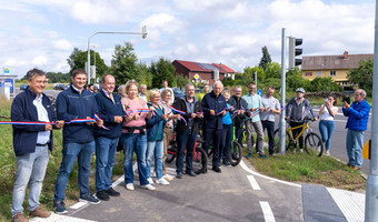 Mit einem Banddurchschnitt weihten Oberbürgermeister Harry Mergel, Bürgermeister Andreas Ringle sowie Mitglieder des Gemeinderats und der Bezirksbeiräte Kirchhausen und Biberach den neuen Radweg zwischen den beiden Stadtteilen ein. 