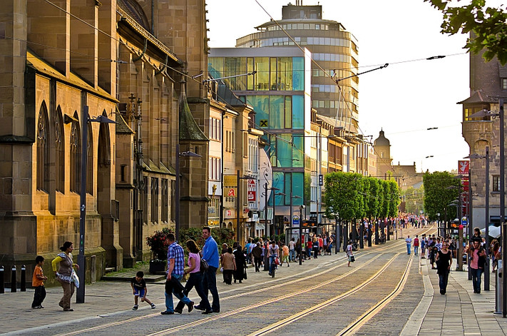 Das Bild zeigt die Kaiserstraße in Heilbronn im Bereich Kilianskirche mit vielen Fußgängern.