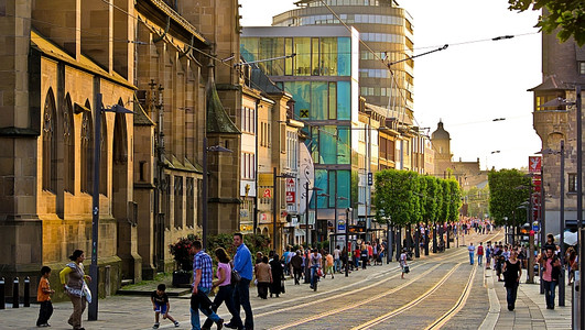 Das Bild zeigt die Kaiserstraße in Heilbronn im Bereich Kilianskirche mit vielen Fußgängern.